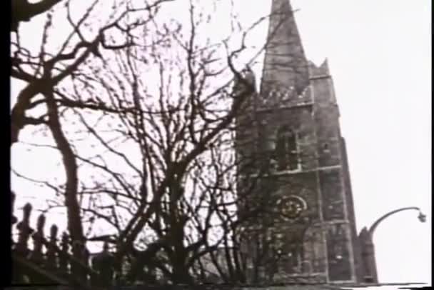 Panning Από Εκκλησία Καμπαναριό Απασχολημένος Δρομάκι Του Χωριού — Αρχείο Βίντεο