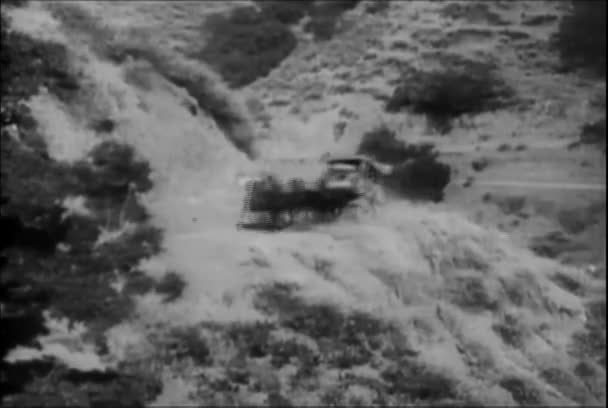 Stagecoach Care Cade Stâncă Drum Munte Anii 1930 — Videoclip de stoc