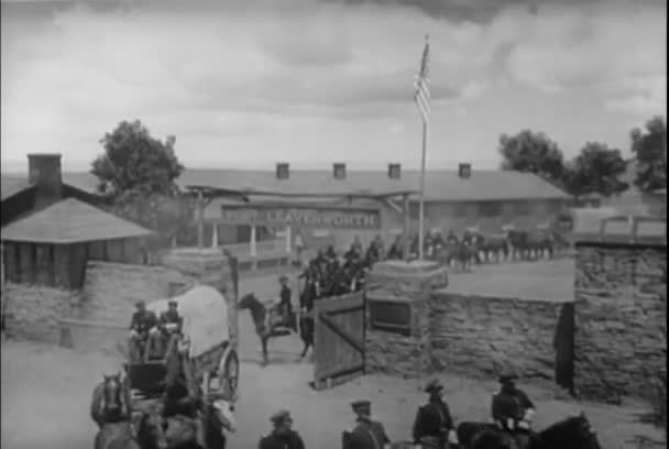 美国骑兵离开前哨站的历史重演 — 图库视频影像