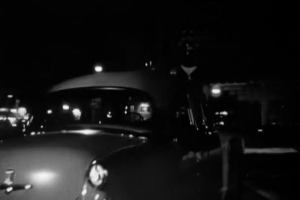 Politie Cruiser Volgwagen Nachts — Stockvideo