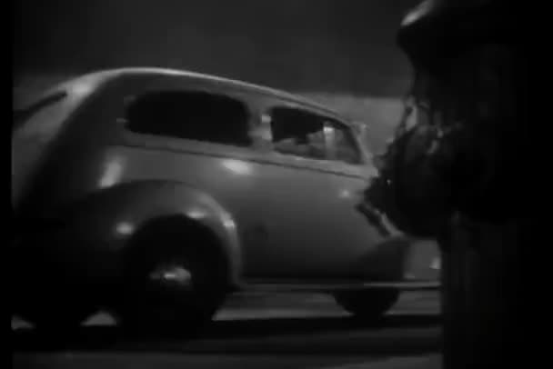 Bir Gece Kulübünün Önünde 1940 Larda Durdurma Araba Düşük Açılı — Stok video