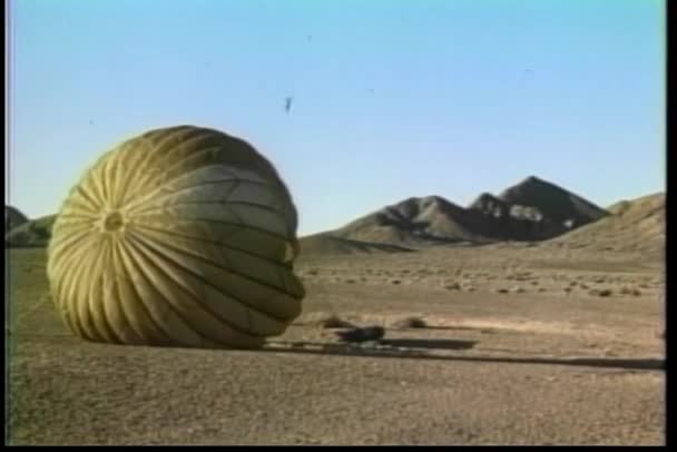 Парашют Закрывается После Посадки Пустыне 1970 Годы — стоковое видео