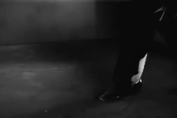 Vista Ángulo Bajo Del Hombre Puntillas Través Del Piso 1940 — Vídeos de Stock