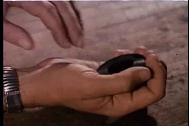 Μεγέθυνση Του Χέρι Αφαίρεση Μαύρη Ταινία Από Limp Χέρι — Αρχείο Βίντεο