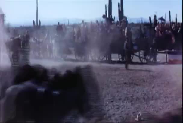Вид Сзади Лошадей Родео Въезжающих Грунт 1960 Годы — стоковое видео