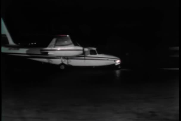 Mały Samolot Kołowania Pas Powietrza — Wideo stockowe