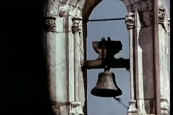 Средневековый Церковный Колокол — стоковое видео