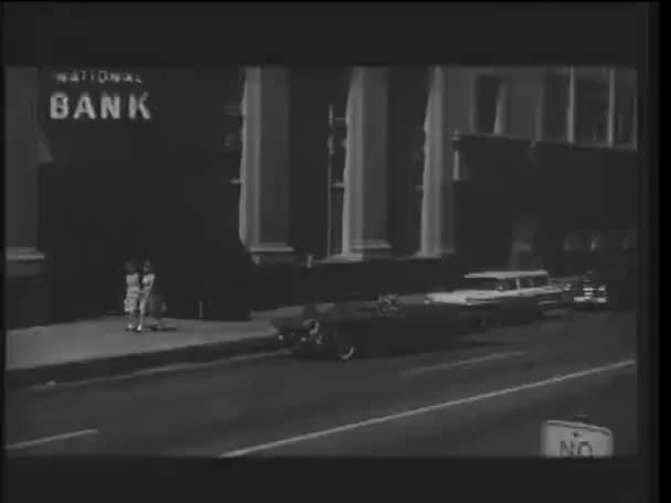 年代在银行前 拉起的调换的人 — 图库视频影像
