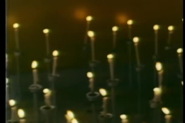 Schwenken Großer Gruppe Brennender Kerzen — Stockvideo