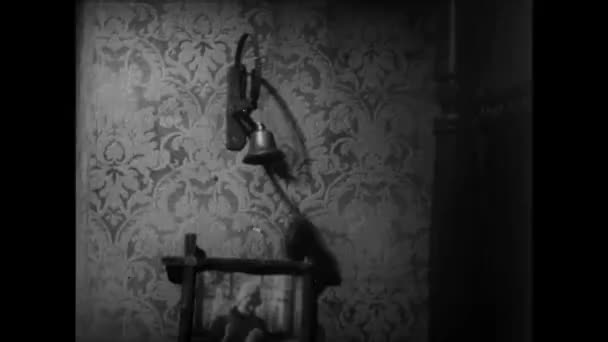 ยงระฆ งของคนร บใช แบบเก าบนก าแพง ยงด งในย 1930 — วีดีโอสต็อก