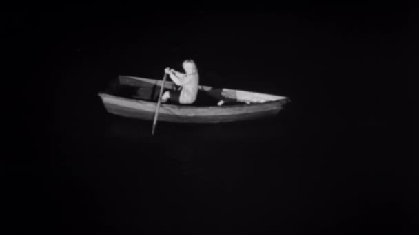 1960 Lar Kadın Kayık — Stok video