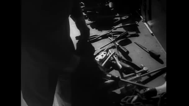 Man Picking Out Macaco Chave Ferramentas Garagem 1940 — Vídeo de Stock