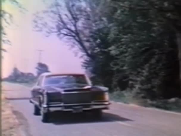 カントリーハウスの入り口に向かって走るキャデラック 1970年代 — ストック動画