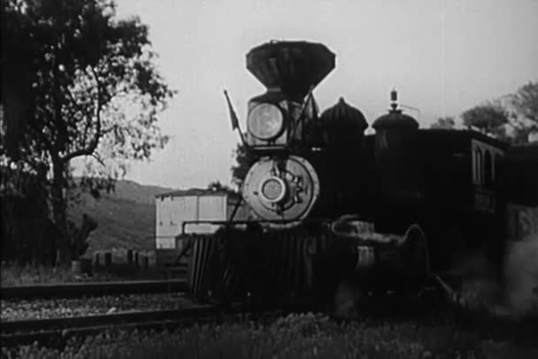 18Th Century Steam Engine Move Countryside 1940S — Stock Video