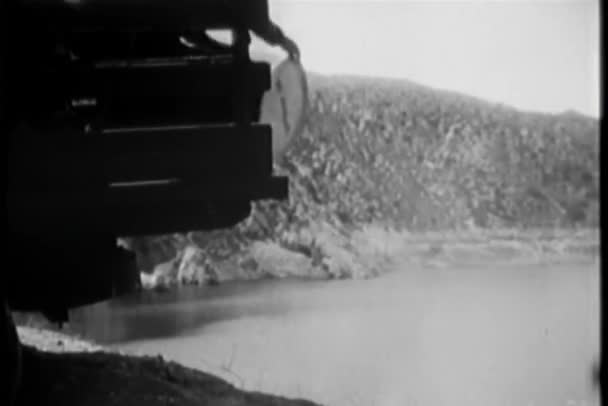 男子把油桶从卡车扔进河里 — 图库视频影像