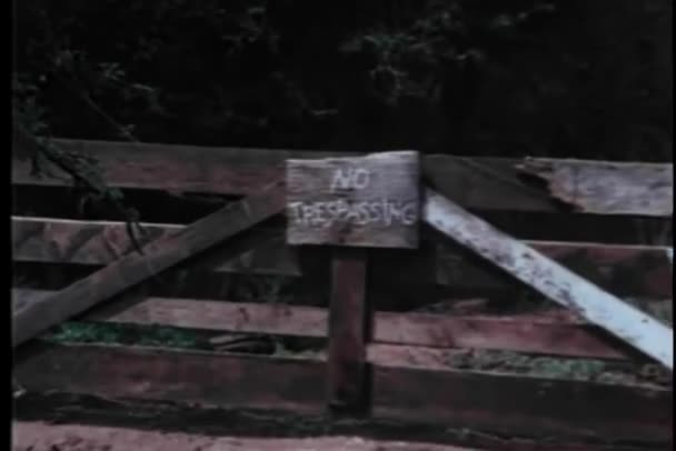 Nagyítás Notrespassing Jele Fából Készült Kerítés — Stock videók