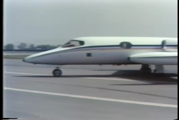 Mały Samolot Kołowania Pas Startowy — Wideo stockowe