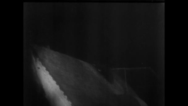 Mannen Mantel Klättring Sidan Taket Natten 1930 Talet — Stockvideo