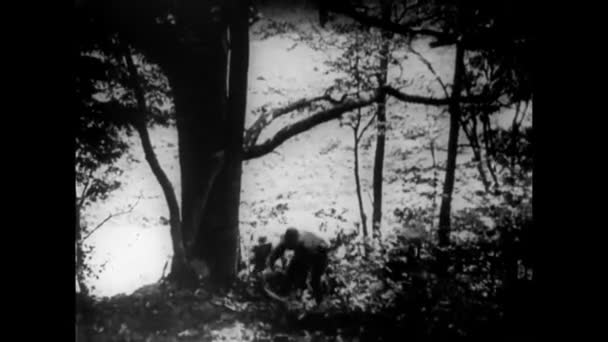 Ψάχνετε Για Εγκληματίες Κρύβονται Μέσα Στο Δάσος Του 1920 Κόμμα — Αρχείο Βίντεο