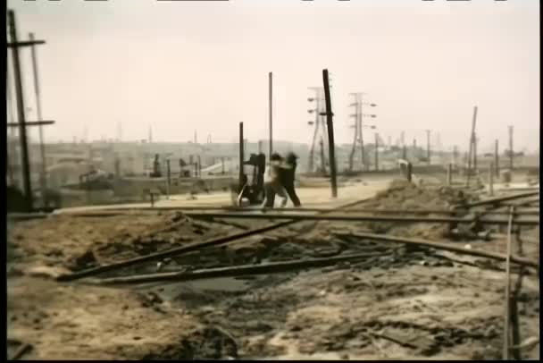 两名工人在油田打斗的长镜头 — 图库视频影像