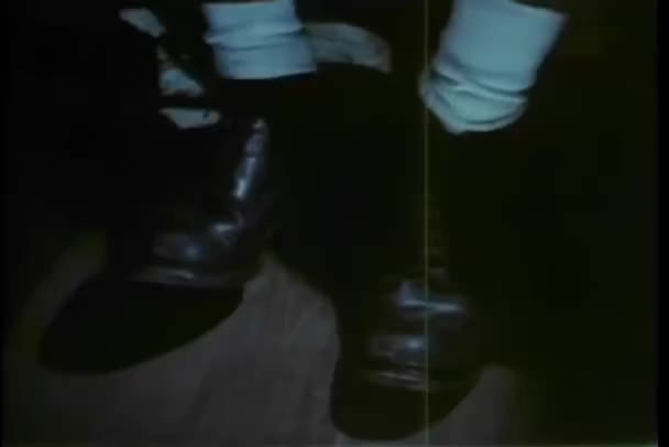 Крупный План Человека Кожаной Обуви Стучащего Ногой — стоковое видео