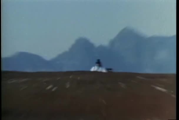 宽射击的骑马穿过崎岖的地形 — 图库视频影像