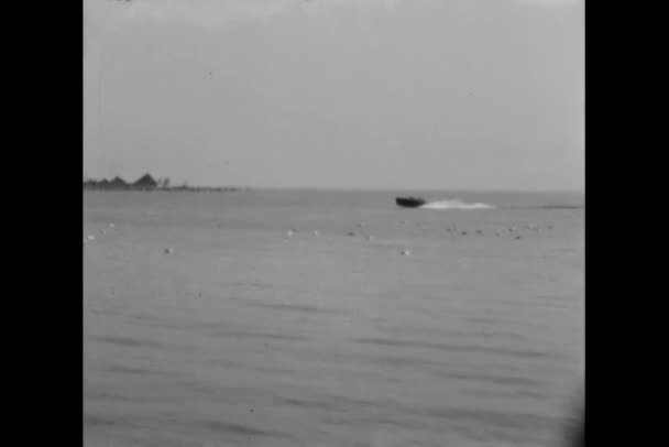 宽镜头三人骑在快艇 — 图库视频影像