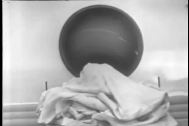 Wäschestapel Vor Waschmaschine 1940Er Jahre — Stockvideo