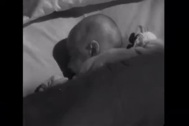 躺在床上的婴儿车削头的后视图 — 图库视频影像