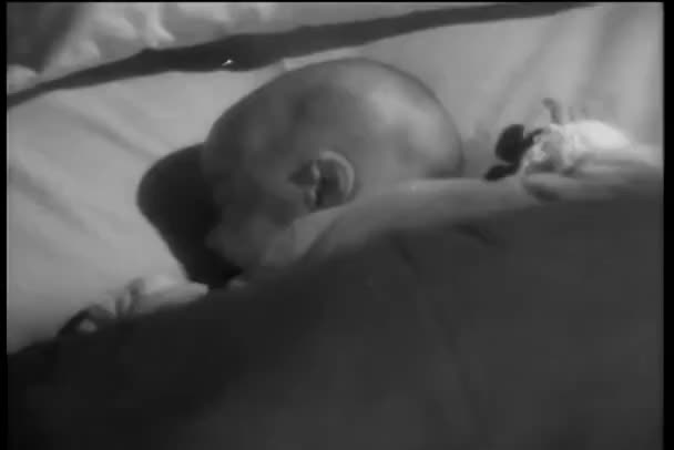 Вид Сзади Поворачивающуюся Голову Младенца Постели — стоковое видео