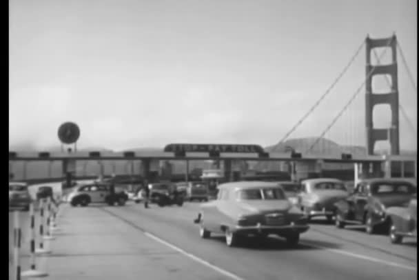 통행세 부스를 피하는 샌프란시스코 캘리포니아 1950년대 — 비디오