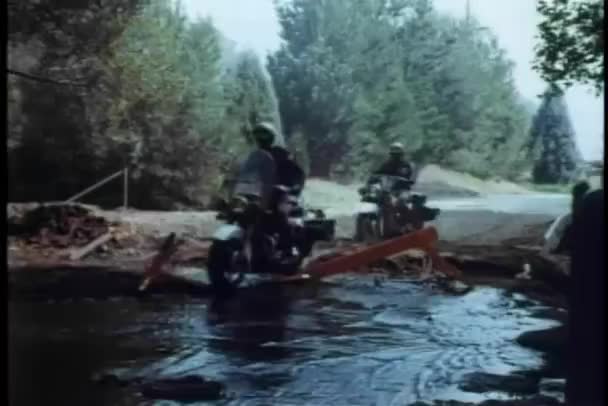 Dva Policisté Motocykly Přes Potok — Stock video
