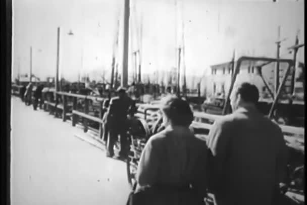 Zadní Pohled Pár Kráčející Podél Fisherman Wharf San Francisco California — Stock video
