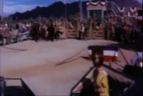 Kovboje Koni Skákání Překážek Rodeo Show Roce 1960 — Stock video