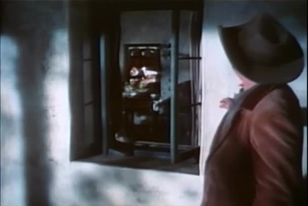 Visão Traseira Cowboy Espreitando Janela Aberta Casa 1960 — Vídeo de Stock