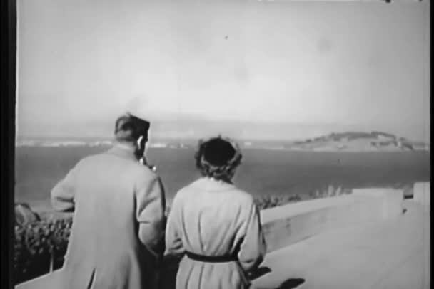 ウォーターフロント サンフランシスコ カリフォルニアを歩くカップルのリアビュー — ストック動画