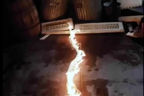 Слід Вогню Веде Спалювання Сміттєвих Банок — стокове відео