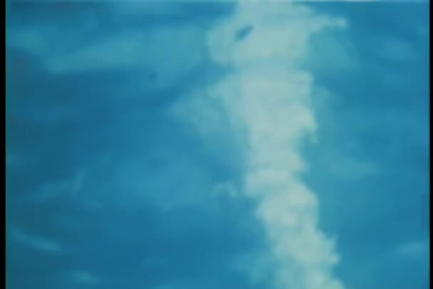发射鱼雷爆炸在海洋中 — 图库视频影像