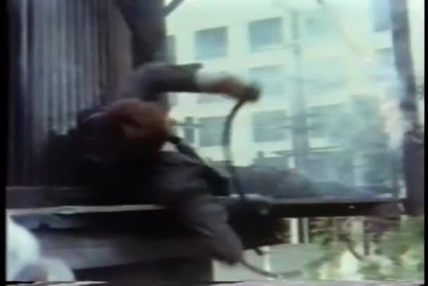 Mann Stürzt Mit Elektroschocker Aus Gebäude — Stockvideo
