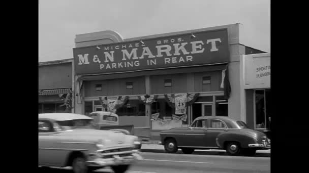 シティ マーケット 1950 年代の前にトラフィックのワイド ショット — ストック動画