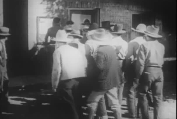 Ομάδα Καουμπόηδες Συγκεντρώθηκαν Μπροστά Από Γραφείο Του Σερίφη Του 1930 — Αρχείο Βίντεο