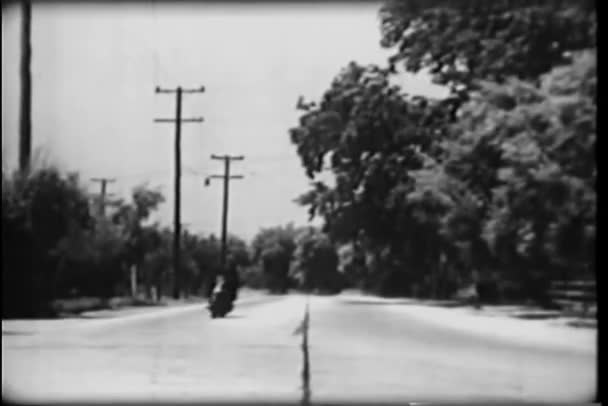 Police Officer Motorcycle Chasing Car — Stock Video