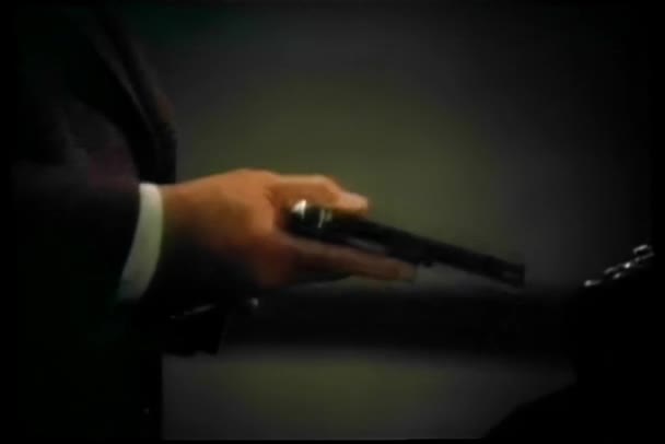 Adam Silah Yükleniyor Cebine Koyarak — Stok video