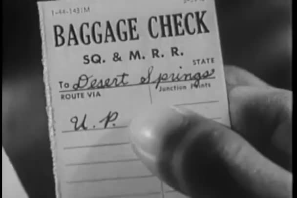 Κοντινό Πλάνο Του Προσώπου Ενώ Κατέχουν Εισιτήρια Ελέγχου Αποσκευών — Αρχείο Βίντεο