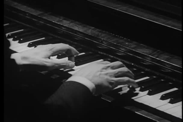 颤抖的双手试图弹钢琴的特写 — 图库视频影像