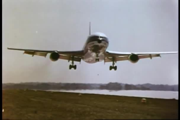 Přistání Letadla Dráze — Stock video
