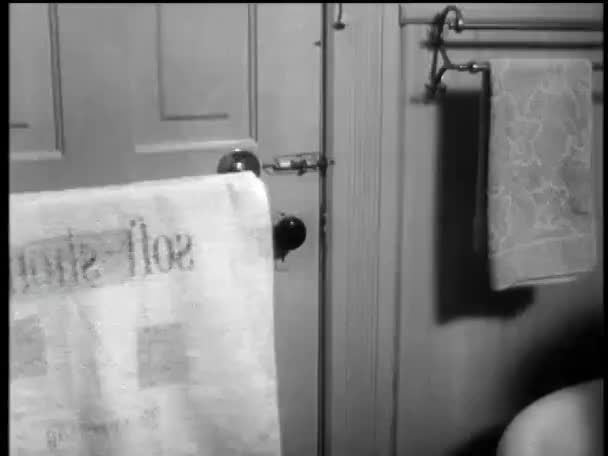 Жінка Ванній Схоплює Рушник 1960 — стокове відео