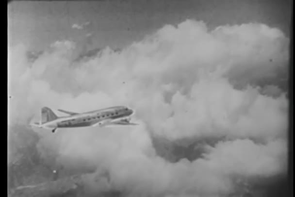Široký Záběr Letounu Letícího Nad Mraky — Stock video