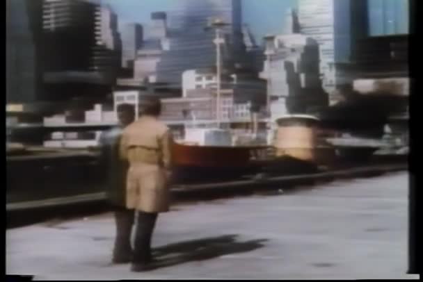 Dwóch Mężczyzn Spaceru Przez Południe Ulica Portu Morskiego Nowy Jork — Wideo stockowe