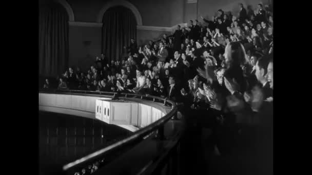 Vista Lateral Audiencia Balcón Aplaudiendo Fervientemente 1940 — Vídeo de stock